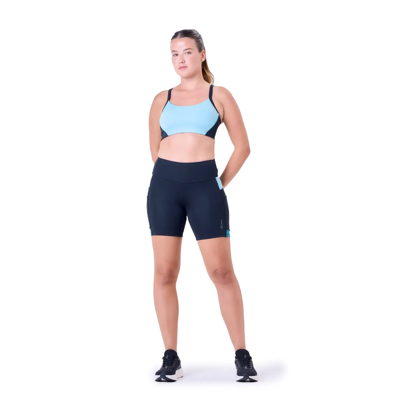 Bermuda feminina Essential Run preta vista frontal com bolso e design funcional